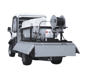 Véhicule utilitaire électrique avec module de nettoyage haute pression pour collectivités et zones industrielles