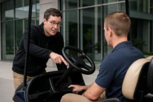 Golfette Yamaha en action sur un parcours de golf