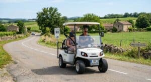 Voiturette de golf circulant sur une voie publique goudronnée