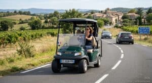 Voiturette de golf circulant sur une voie publique résidentielle