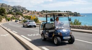 Voiturette de golf circulant sur une voie publique résidentielle