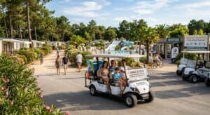 Golfette Yamaha utilisée pour les services logistiques dans un camping haut de gamme