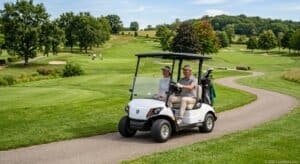Voiturette de golf Yamaha performante sur un parcours de golf
