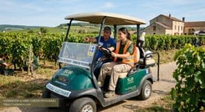 Employé de domaine viticole recevant une formation sur la conduite sécurisée d'une golfette électrique