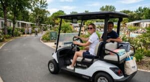 Golfette électrique moderne stationnée sur un parcours de golf professionnel